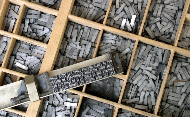 Die Druckpresse setzt sich aus einzelnen Buchstaben zusammen